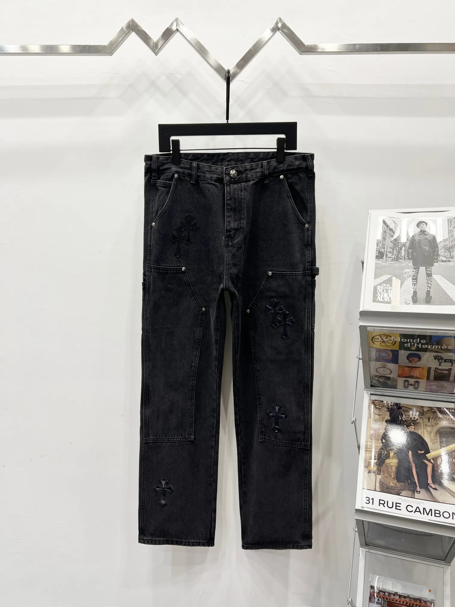 P270 Style No.: (K730) Chrome Hearts & Chrome Hearts 25FW CH workwear logging black and orange patchwork leather limited edition cow king jeans Chrome Hearts’ most popular color pants are made of beaded canvas fabric. Heavy washing makes the upper body of the fabric more textured and the pants are tall and straight! The three-dimensional cutting of the whole trousers is a masterpiece! The hardware is customized by zp. The beaded canvas fabric is thick and soft after being washed. It has good breathability. Customized small leather label. Unique design. The details are simple and elegant, and the workmanship is exquisite. The whole trousers are neatly routed and the details are in place! It’s so cool that both men and women can easily control the genderless trend!  Size: 30-32-34-36 Color: black